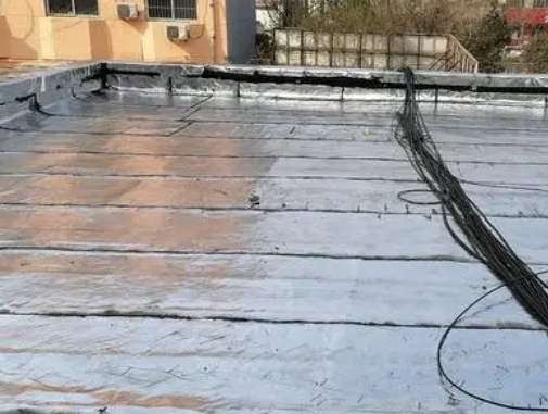 乐都卫生间漏水维修公司分享下乐都屋面楼顶防水刚性防水层施工要点。